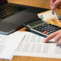 Rada EU rozhodla o zavedení fixního cla tři eura na balíky v hodnotě do 150 eur