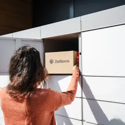 Odesílání přes Z-BOXy trhá rekordy. Strmý růst služby nutí Zásilkovnu k opravám procesů v zasílání mezi lidmi