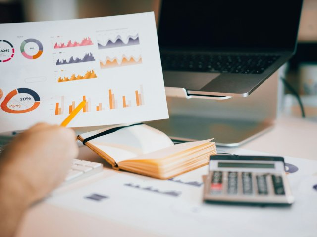 Celková důvěra v ekonomiku se v závěru roku meziměsíčně snížila