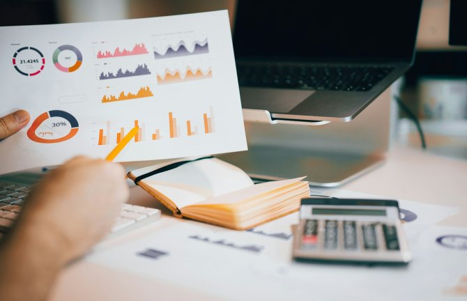 Celková důvěra v ekonomiku se v závěru roku meziměsíčně snížila