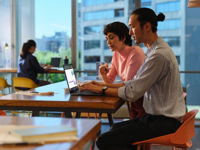 IT vloni ovládlo mzdový závod. Nástupní mzdy rostly v tomto oboru nejrychleji