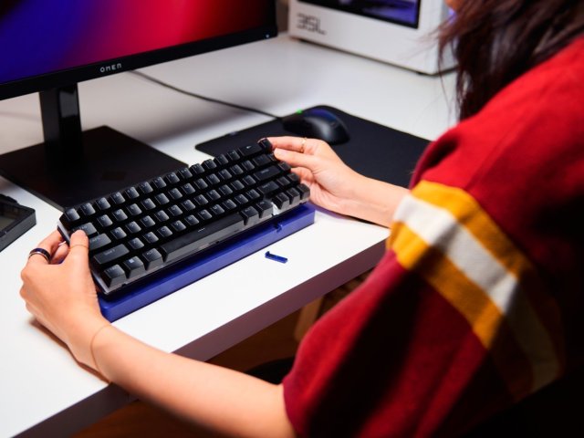 HP uvedlo na český trh nové herní notebooky, OLED monitory a periferie HyperX a OMEN