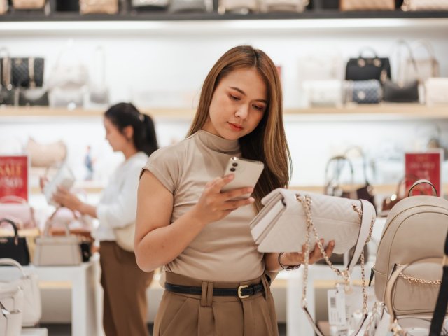 Češi při nakupování věří víc umělé inteligenci než prodavačům a influencerům