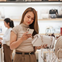 Češi při nakupování věří víc umělé inteligenci než prodavačům a influencerům