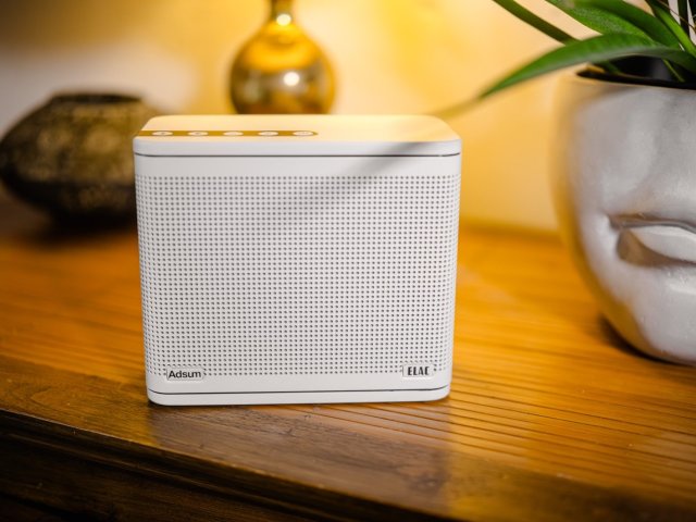 Německá značka Elac představila svůj první přenosný reproduktor