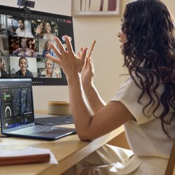 Na AI agenty již spoléhá více než polovina pracovníků z oblasti obchodu