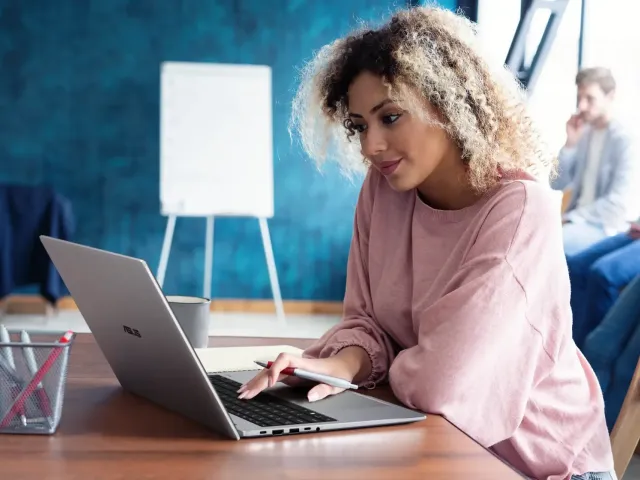 Od softwaru po květiny: Jak se liší nákupní chování mužů a žen na internetu