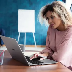 Od softwaru po květiny: Jak se liší nákupní chování mužů a žen na internetu