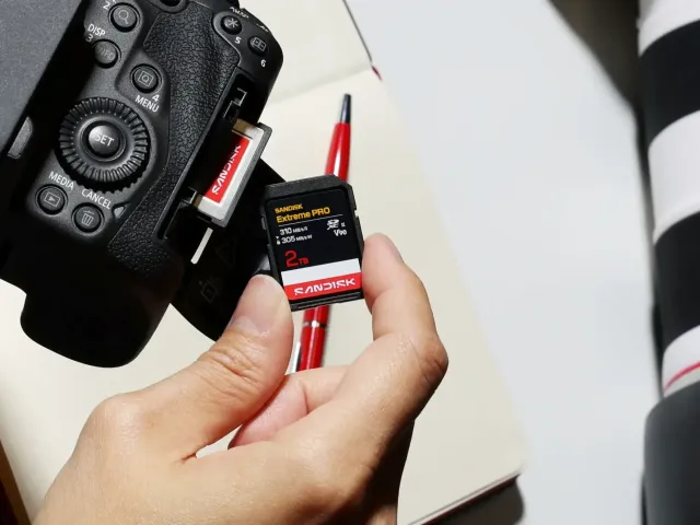 SanDisk představil novou kartu CFexpress 4.0 a vylepšené SD karty V90 a V60