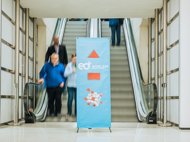 eD WORLD lákal na novinky ze světa IT i Zrcadlovou noc