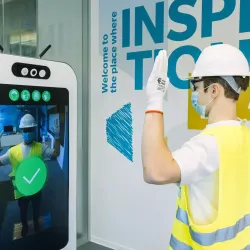 AI od Konica Minolta dohlíží na bezpečnost i v mrazu, dešti a prachu. „Chytré zrcadlo“ získalo venkovní variantu
