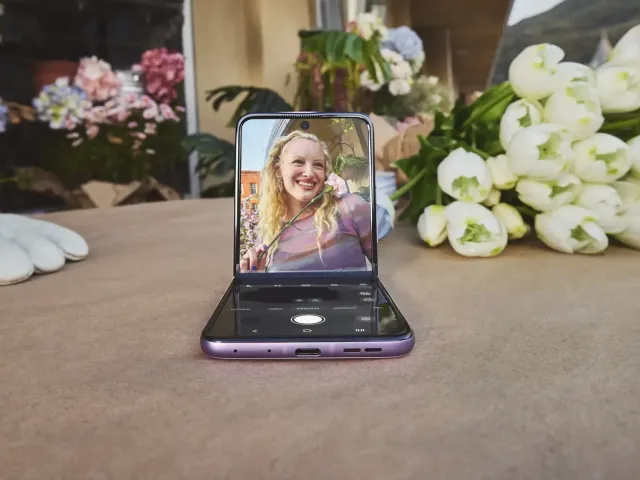 Motorola představila tři nové véčkové modely řady razr 70