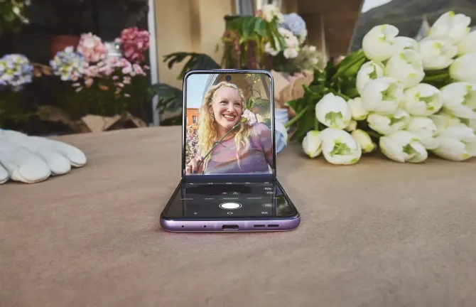 Motorola představila tři nové véčkové modely řady razr 70