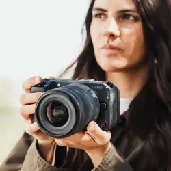 Canon představil novou fototechniku připravenou na snímání z ruky