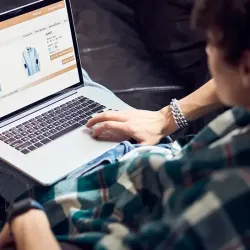Češi v útratách nebrzdí: Více než polovina nakupuje online častěji než loni