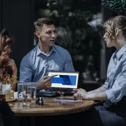 Umělá inteligence se stává pracovním parťákem mladých Čechů