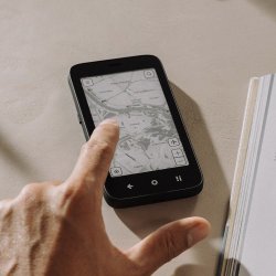 Telefon Mudita Kompakt s E-Ink displejem a důrazem na soukromí přichází do ČR