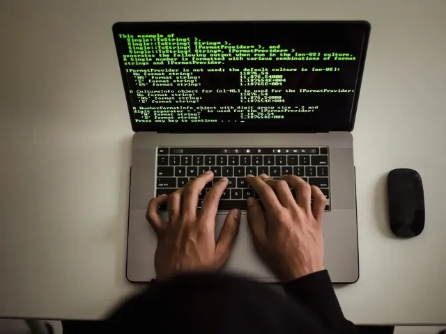 České firmy čelí v průměru 2 671 kyberútokům týdně. Každý 128. e-mail je phishing