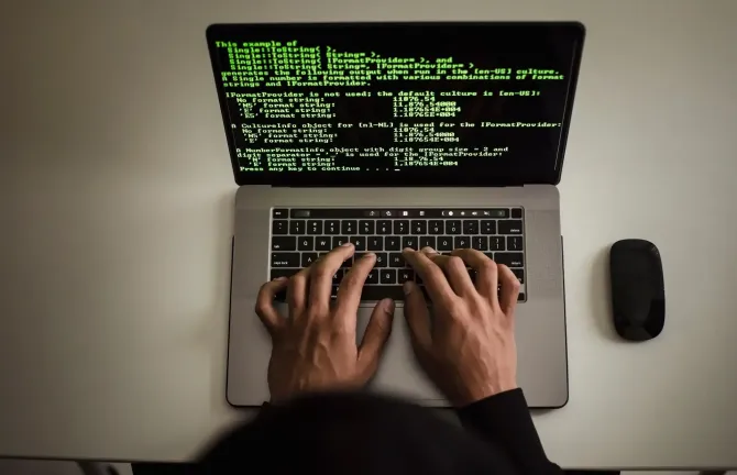 České firmy čelí v průměru 2 671 kyberútokům týdně. Každý 128. e-mail je phishing