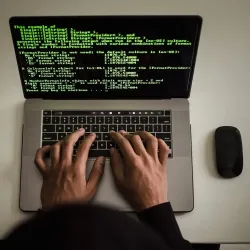 České firmy čelí v průměru 2 671 kyberútokům týdně. Každý 128. e-mail je phishing