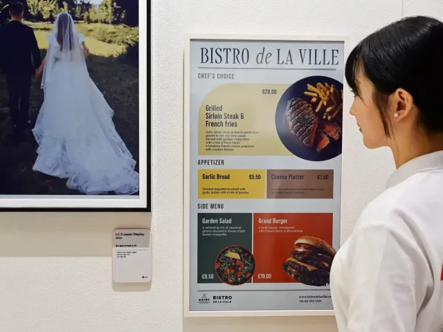 LG představilo úsporný E-Paper Display se systémem web OS pro komerční prostory