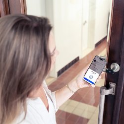 2N propojuje mobilní přístup až ke dveřím bytů a kanceláří