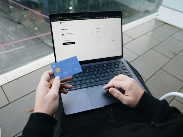 Jak Češi ve skutečnosti při online nákupech (ne)reagují na AI, influencery a dodání do boxů