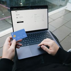 Jak Češi ve skutečnosti při online nákupech (ne)reagují na AI, influencery a dodání do boxů