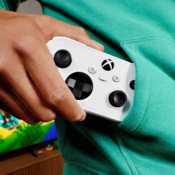 Microsoft představil kapesní ovladač Nano Controller pro Xbox