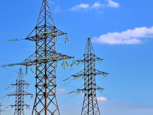 Kybernetické incidenty v ČR v září: Hacktivisté útočili na státní správu, energetiku i dopravu