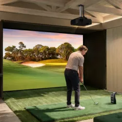 BenQ uvedl na trh první golfové projektory na světě s technologií AI Sim Sense