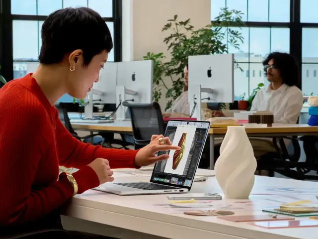 Apple představil MacBook Pro s dotykovým OLED displejem a další novinky