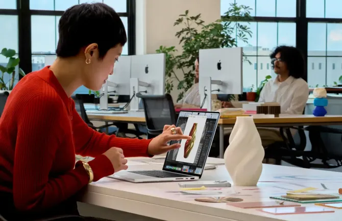 Apple představil MacBook Pro s dotykovým OLED displejem a další novinky