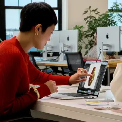 Apple představil MacBook Pro s dotykovým OLED displejem a další novinky
