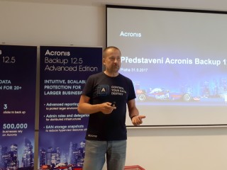 Zdeněk Bínek, ředitel distribuční společnosti Zebra systems, při prezentaci novinky 