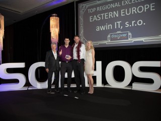 Jindřich Rosička, technický ředitel awin IT, přebírá ocenění