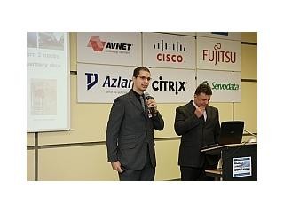 Petr Pavlíček, (vpravo), předává slovo Martinu Zikmundovi k přednášce