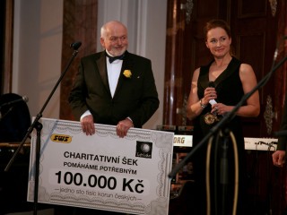 Evžen Varadinek, generální ředitel SWS, a Lucie Výborná při předání šeku pro projekt Světluška