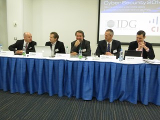 Zleva Jiří Devát, generální ředitel Cisco Systems, Ivo Němeček, technický ředitel Cisco Systems, Aleš Špidla, Český institut manažerů informační bezpečnosti a ředitel odboru bezpečnostní politiky na Ministerstvu práce a sociálních věcí, Vladimír Rohel, ředitel Národního centra kybernetické bezpečnosti, Jakub Hynek, moderátor