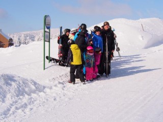 Miroslav Tyburec, ten nejvyšší na snímku i v Oki na lyžovačce s partnery