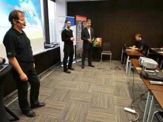 Vlevo Roman Fojtík (konzultant Cisco, Azlan) uprostřed Martin Doležel ( commercial sales manager, Cisco Systems) a vpravo Jaroslav Salva (ředitel divize Azlan)