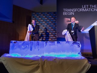 Jiří Kysela a Jiří Svěrák spolu odhalili logo Dell EMC vyrobené kompletně z ledu