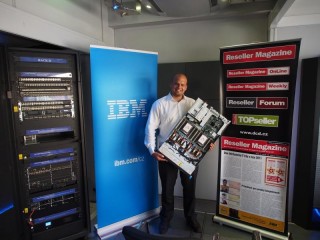 Petr Plodík (IBM) předvádí rackový server IBM Series x na platformě x86 Intel