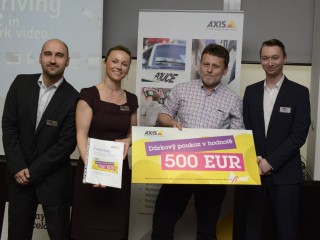 Voucher v hodnotě 500 eur v rukách šťastného výherce