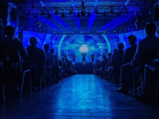 Podmanivá světelná show zahájila konferenci