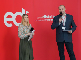 Zleva moderátorka Dominika Tvrdoňová a marketingový ředitel eD systemu Šimon Churý