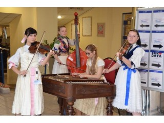 Účastníkov privítala tradičná cimbalová hudba