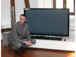 Ondřej Vltavský, produktový manažer společnosti Panasonic, předvádí dotykové funkce nových televizorů
