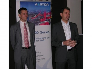 Vlevo Petr Varvařovský (obchodní ředitel Atlantis Telecom) a vpravo Peter Friedsam (obchodní ředitel Aastra pro ČR a SR)