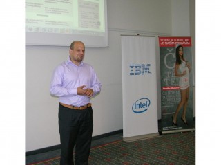 Petr Plodík (IBM) během úvodní řeči